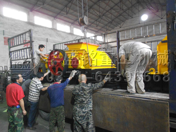 大型雙齒輥和對(duì)輥破碎機(jī)發(fā)貨現(xiàn)場4.jpg